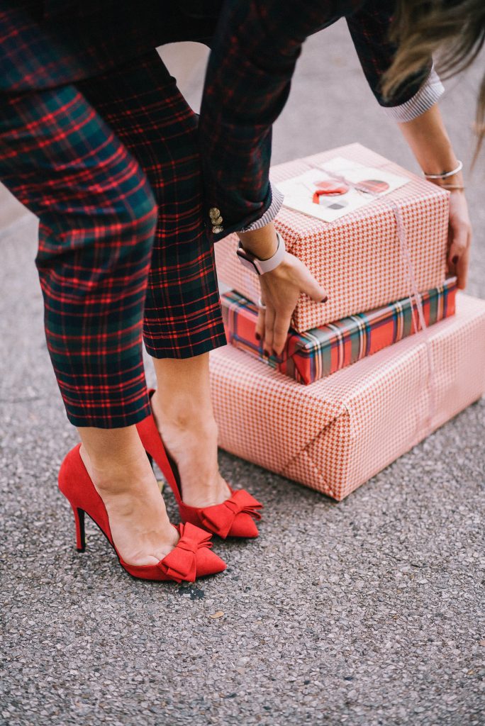 gift wrapped ideas and red bow pumps 
