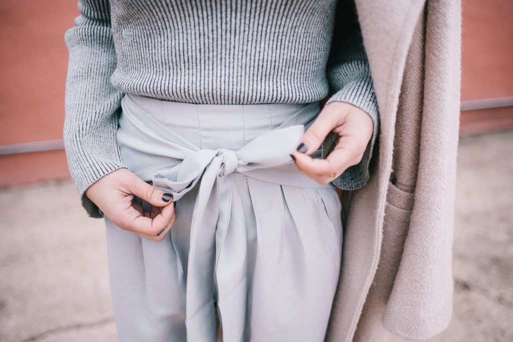 Grey cropped pants with boy and grey monochromatic look