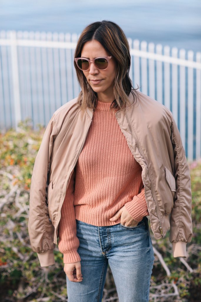 Blogger Mary Krosnjar wearing pink H&M Knit Sweater and peach bomber jacket