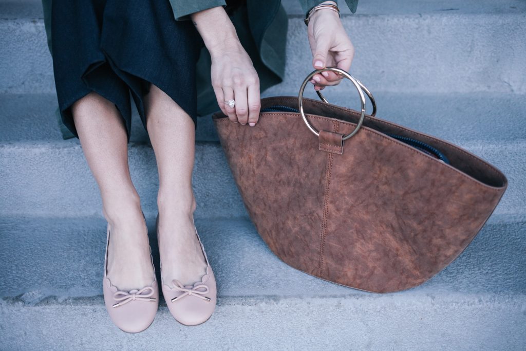 Blogger Mary Krosnjar wearing Kate Spade Scalloped Heels and Who What Wear Suede tote bag