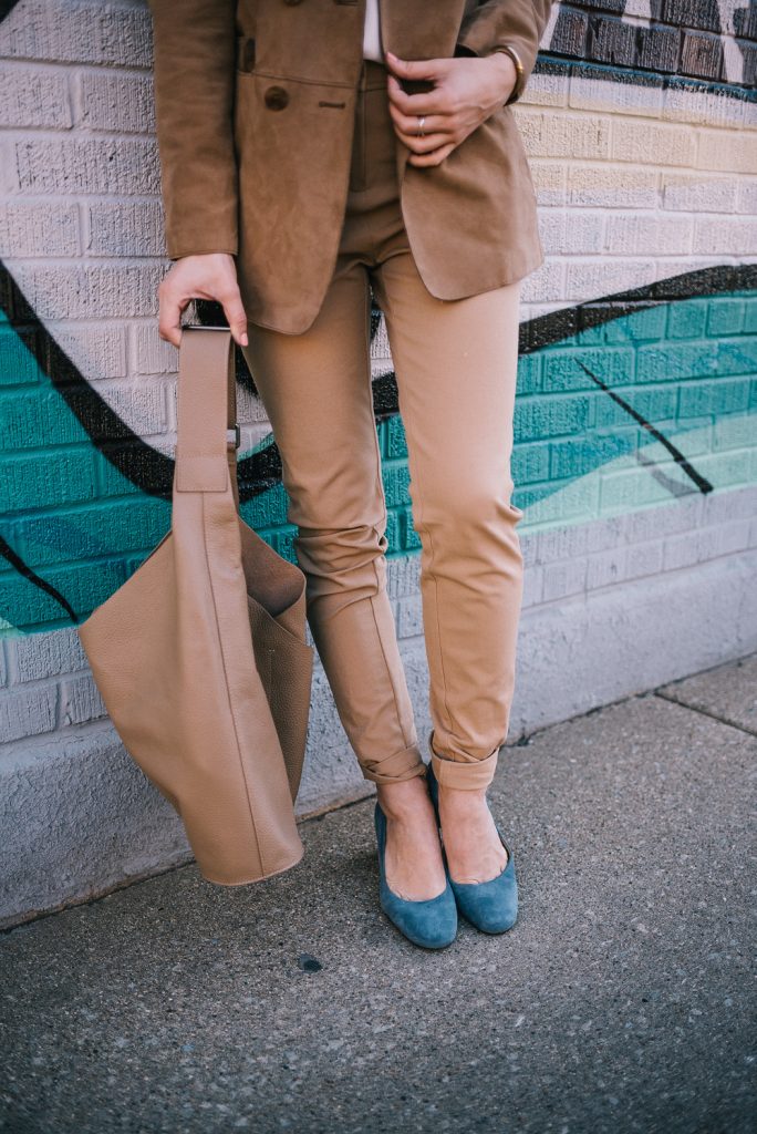 Blogger Mary Krosnjar wearing Tan suede bucket tote and Whitney Naturalizer Pump
