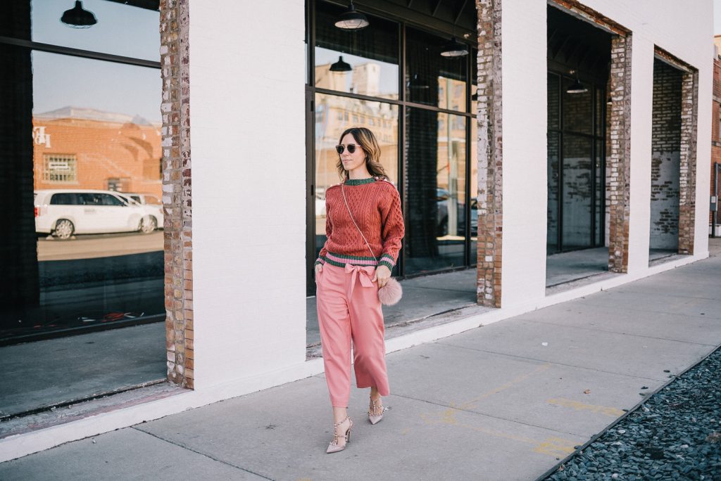 Blogger mary krosnjar wearing pink cropped pants and valentino rockstud pumps