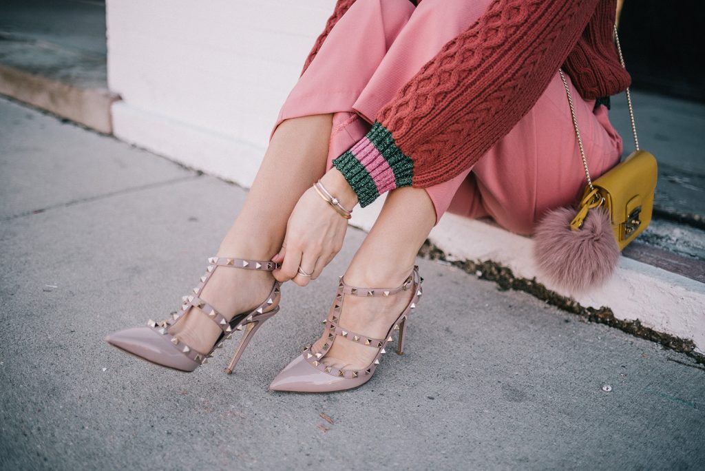 Blogger Mary Krosnjar wearing valentino rock stud pumps and pink cropped pants