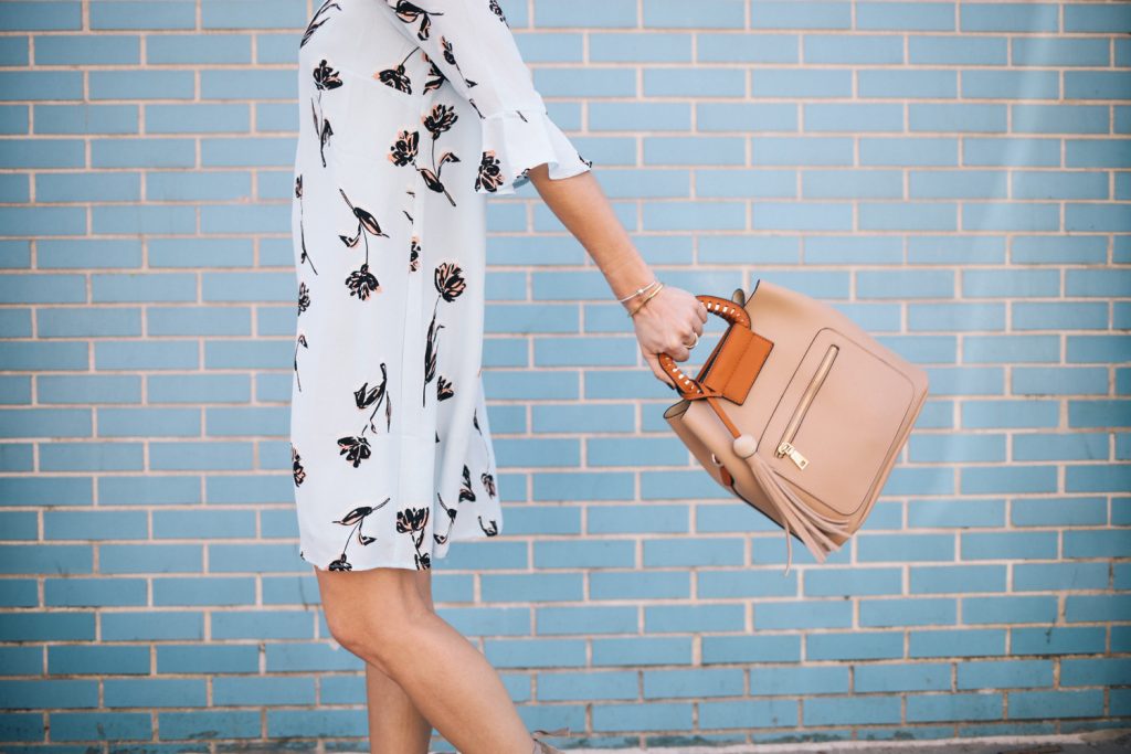 Blogger Mary Krosnjar Blue Floral Dress for Spring and Tan Tote Bag