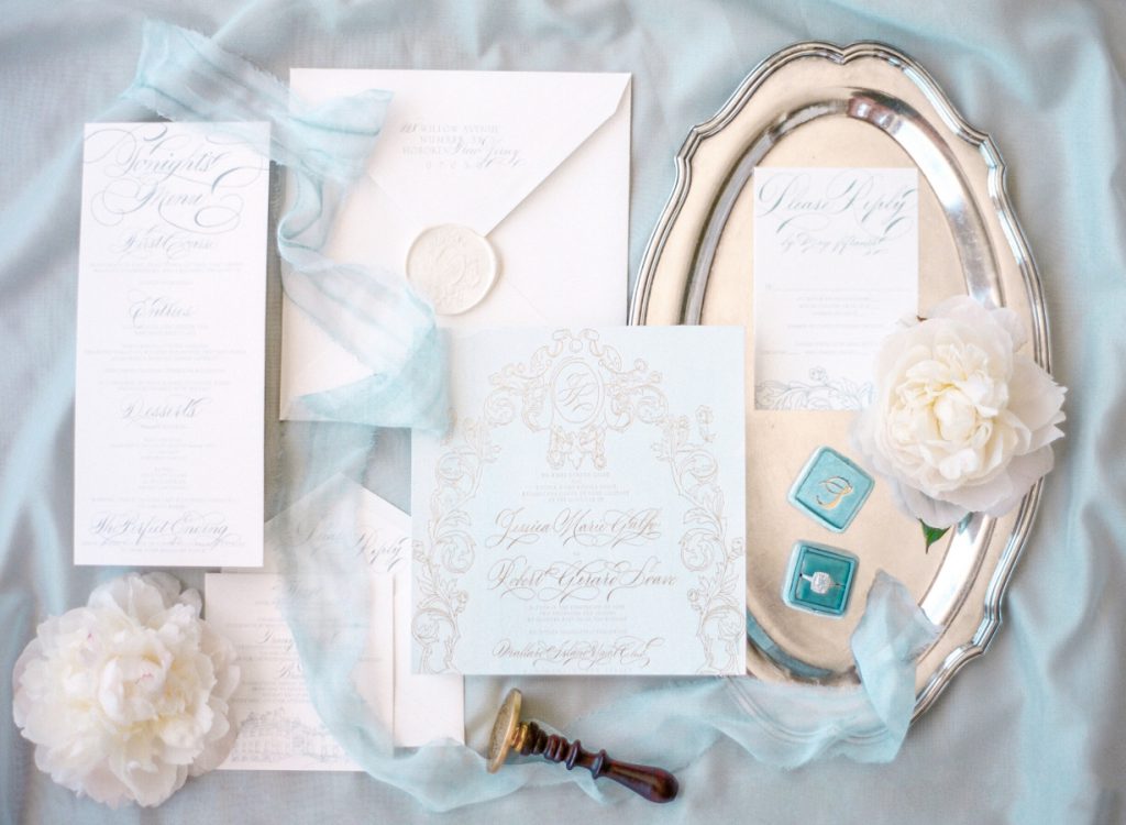 How to select wedding invites