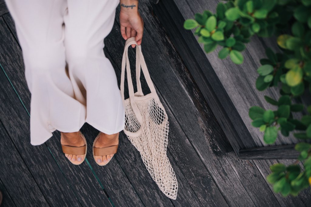 Blogger Mary Krosnjar wearing ASOS White Leg Pleated Pant and Fishnet bag