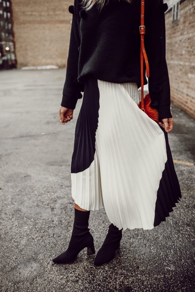 Blogger Mary Krosnjar wearing H&M pleated skirt and Zara ankle booties