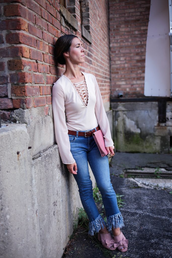 Forever 21 Lace-Up Bodysuit, Forever 21 Frayed Denim, Fall Fashion, Chicago Fashion Blogger, Sport and Fashion Blogger