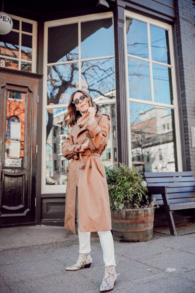 Blogger Sportsanista wearing H&M Trenchcoat and H&M White Skinny High Ankle Jeans