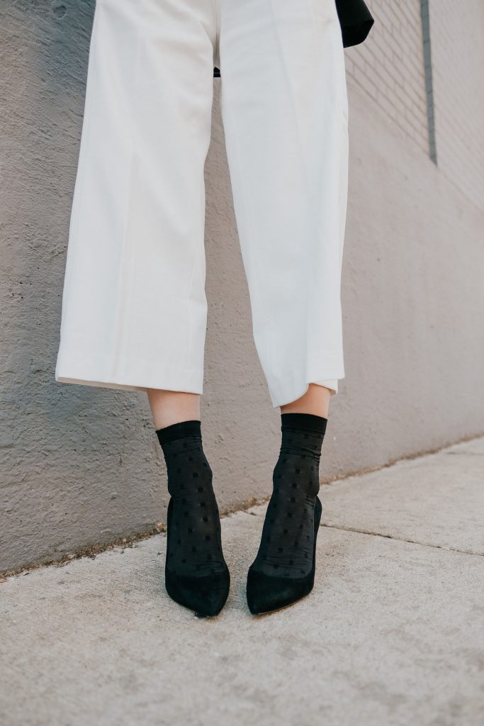 Seattle Fashion Blogger Sportsanista wearing Ann Taylor Wide Leg White Marina Pant and Ann Taylor Mila Suede Black Pumps