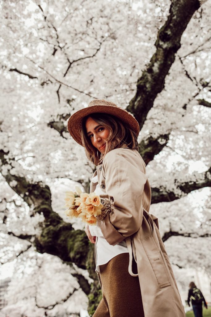 Seattle Fashion Blogger Sportsanista wearing H&MM Trench Coat and Sole Society Sole Society WIDE BRIM RAFFIA HAT