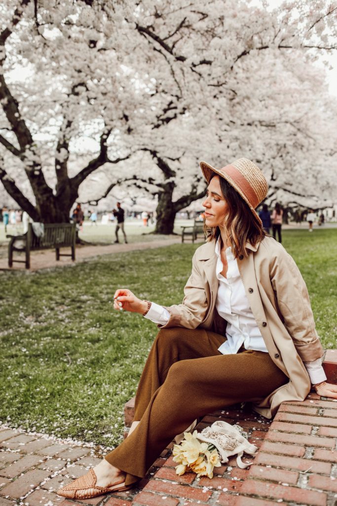 Seattle Fashion Blogger Sportsanista sharing spring essentials, Sole Society WIDE BRIM RAFFIA HAT and H&M KNit pants 