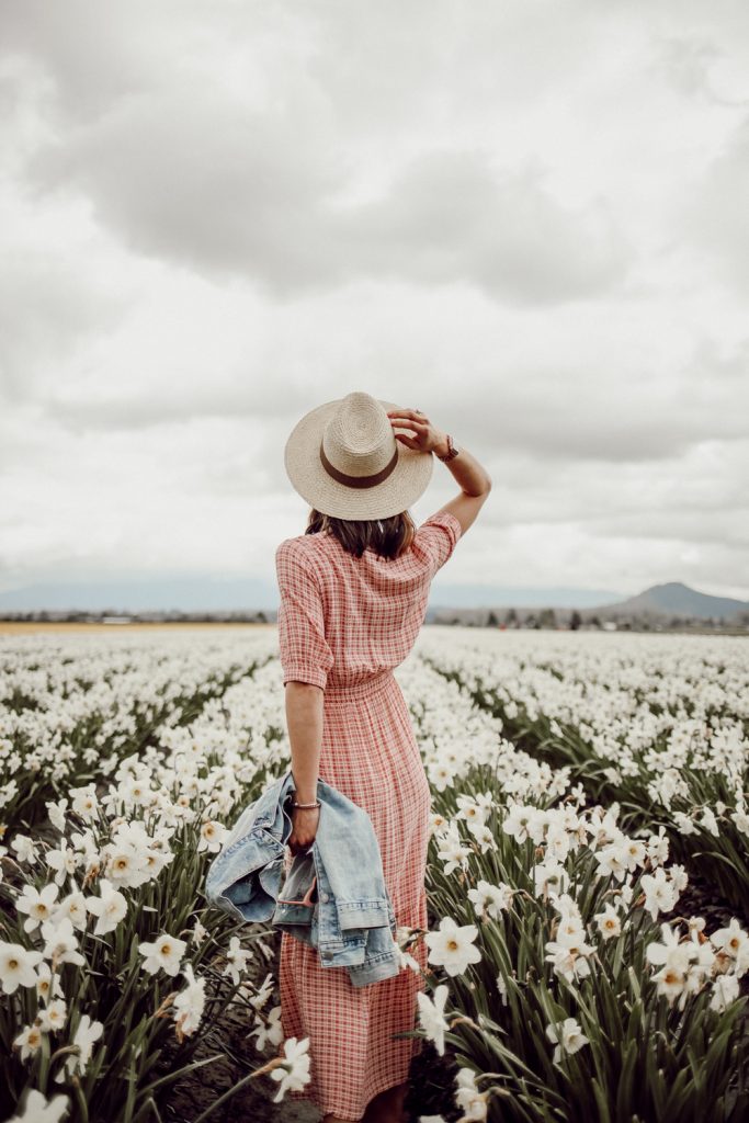 Seattle Fashion Blogger Sportsanista wearing Sole Society Straw Hat in Skagit Tulip Fields