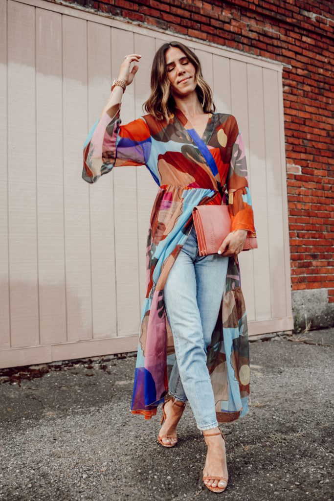 Seattle Fashion Blogger Sportsanista wearing silk printed caftan with H&M mom jeans for summer