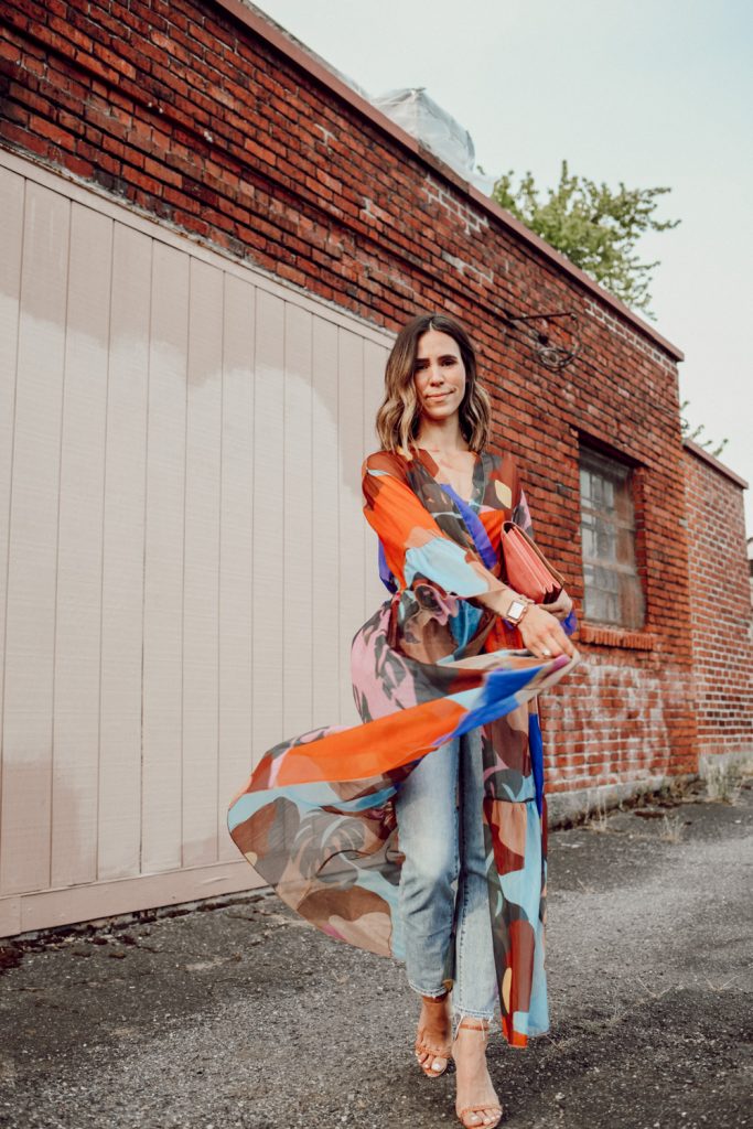 Seattle Fashion Blogger wearing silk printed kaftan and H&M mom jeans