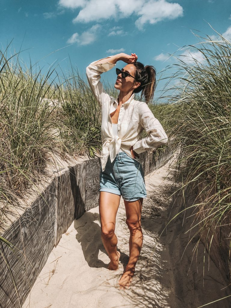 Seattle Fashion Blogger Sportsanista wearing H&M Linen Shirt and High Wasited Denim Shorts at the beach