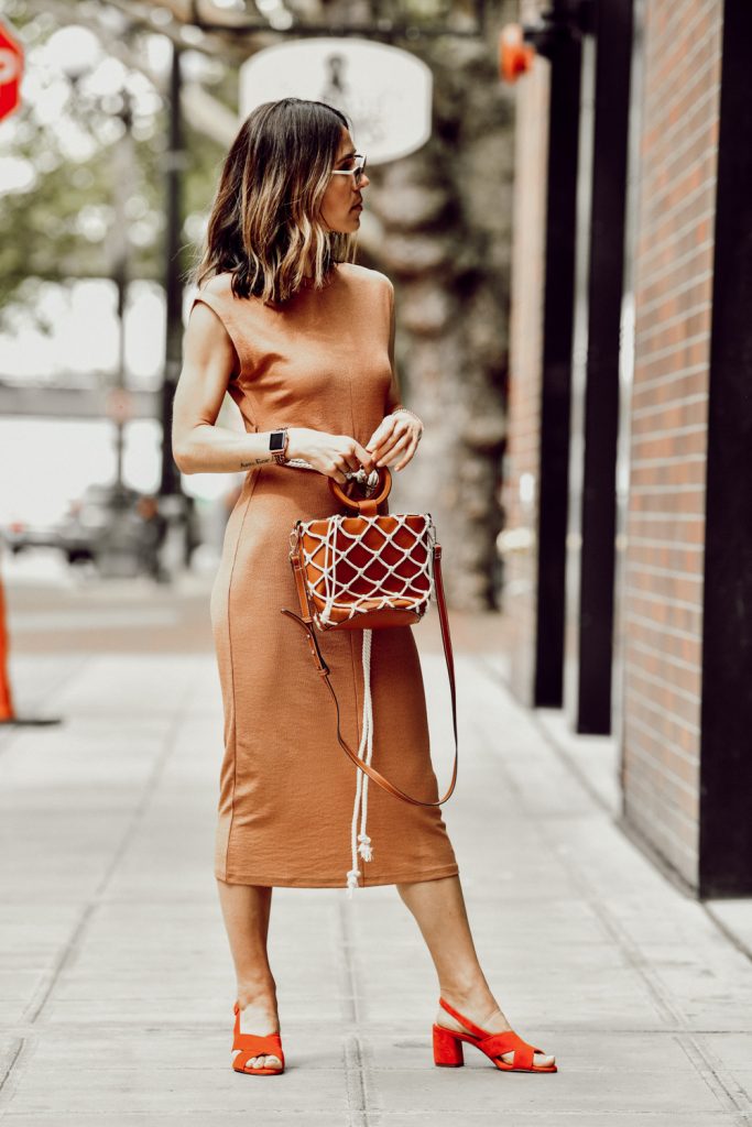 Fashion Blogger Sportsanista keeping it neutral wearing topshop rope belt midi dress and net bag 
