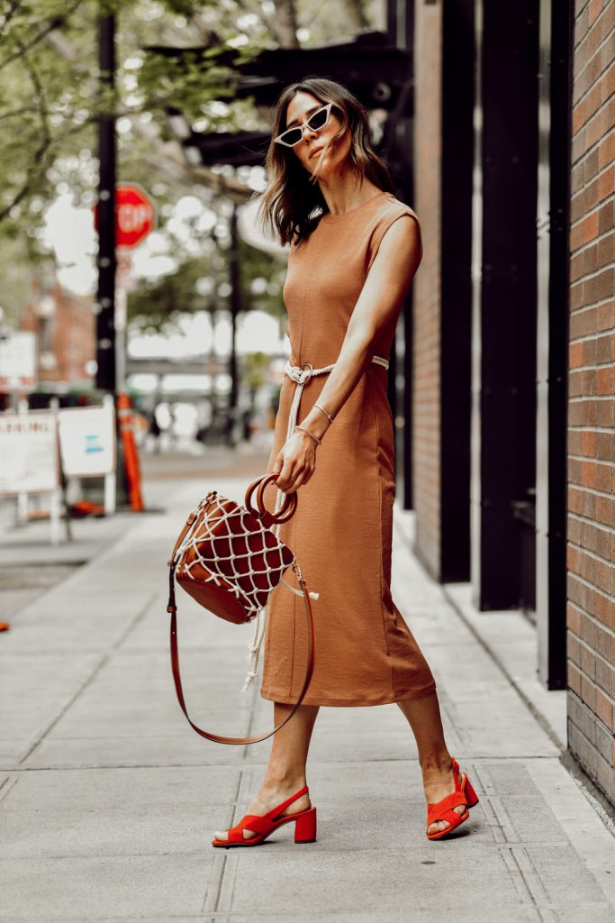 Fashion Blogger Sportsanista wearing topshop rope belt midi dress and red suede mule sandals 