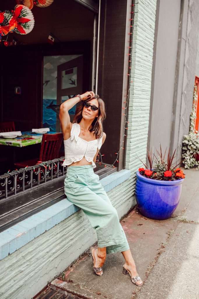 Seattle Blogger Sportsanista sharing how to style color jeans for summer 
