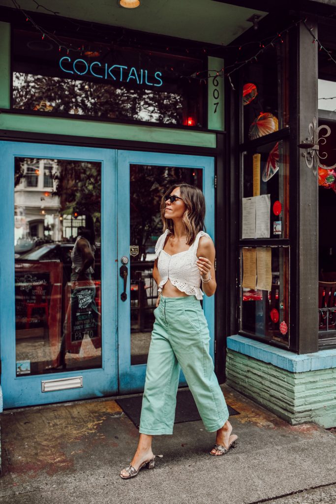 Blogger Sportsanista sharing how to style color jeans for a summer look 