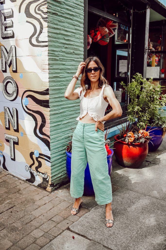Seattle Fashion Blogger Sportsanista sharing how to style color jeans for a fun summer look 